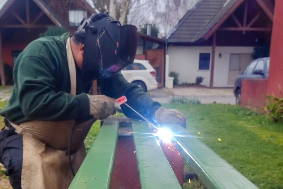 Reponen mobiliario urbano en distintos puntos de Chillán