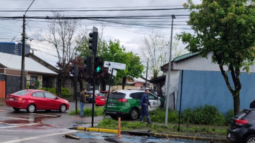 Colisión entre vehículo particular y patrulla de Carabineros deja…