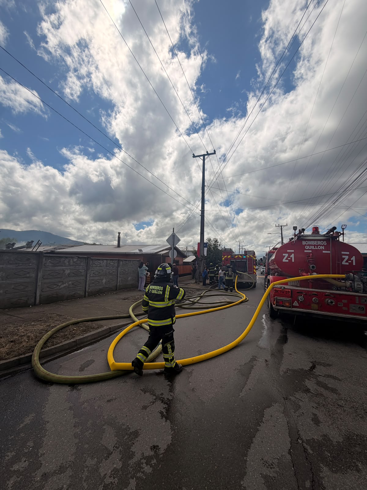 INCENDIO AFECTÓ VIVIENDA DURANTE LA TARDE EN QUILLÓN.
