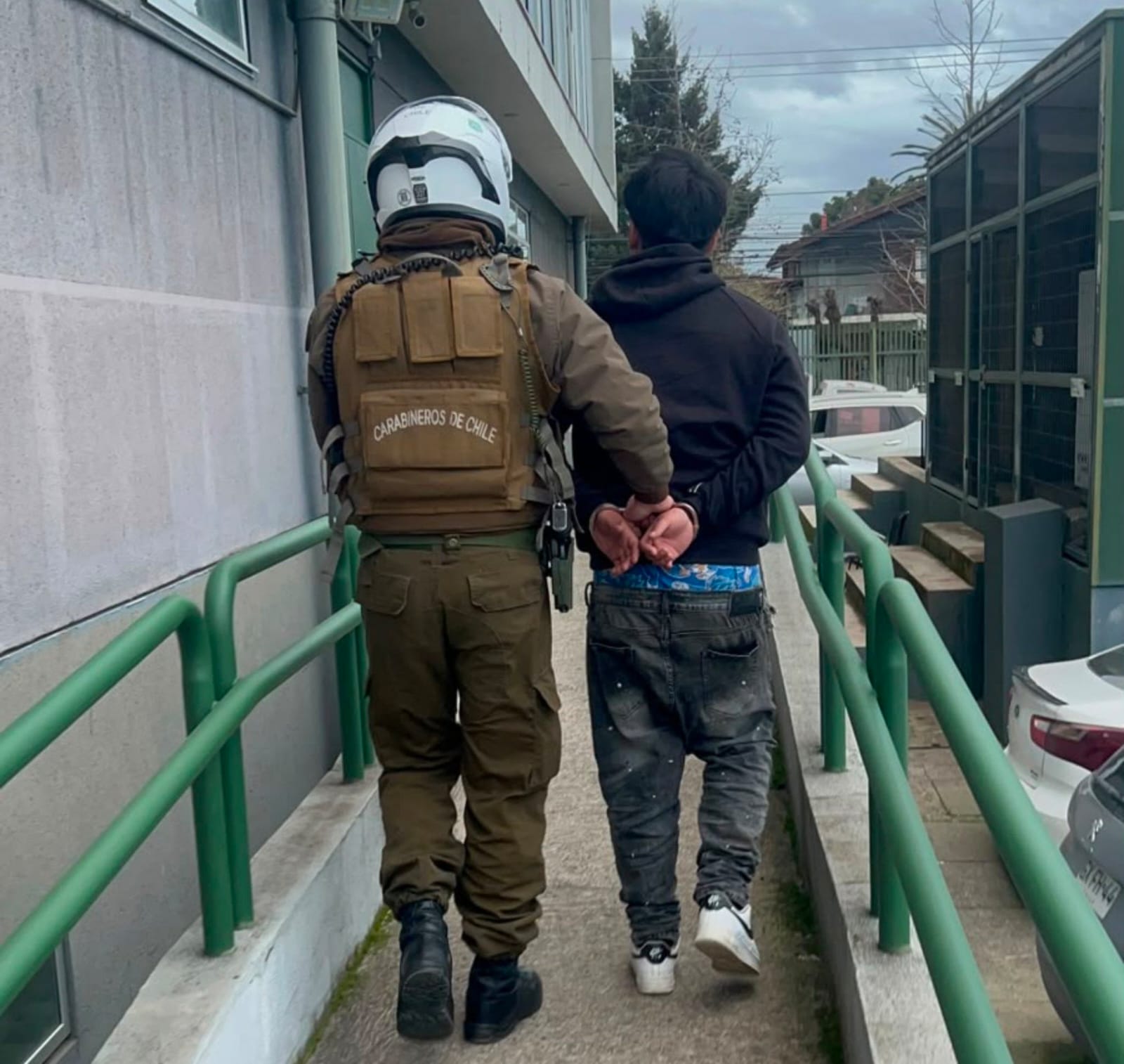 Sujeto roba accesorios y especies desde el interior de un vehículo en Chillán.