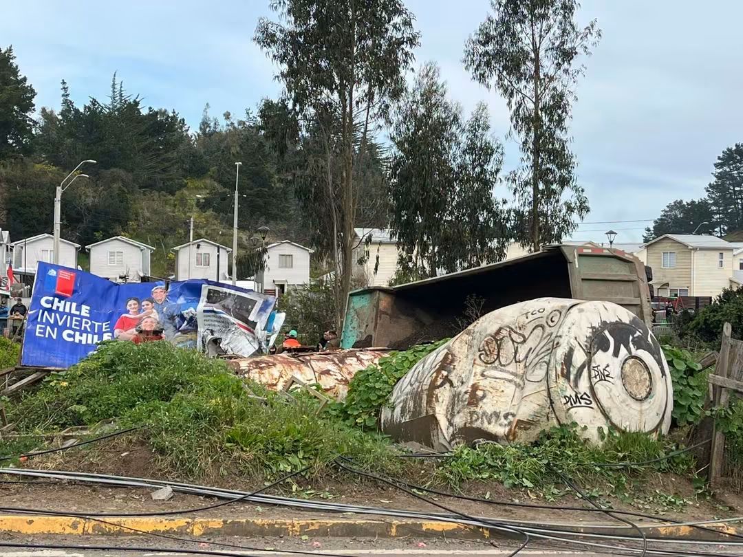 TRAGEDIA EN COBQUECURA: CONDUCTOR DE CAMIÓN FALLECE TRAS VOLCAR EN…