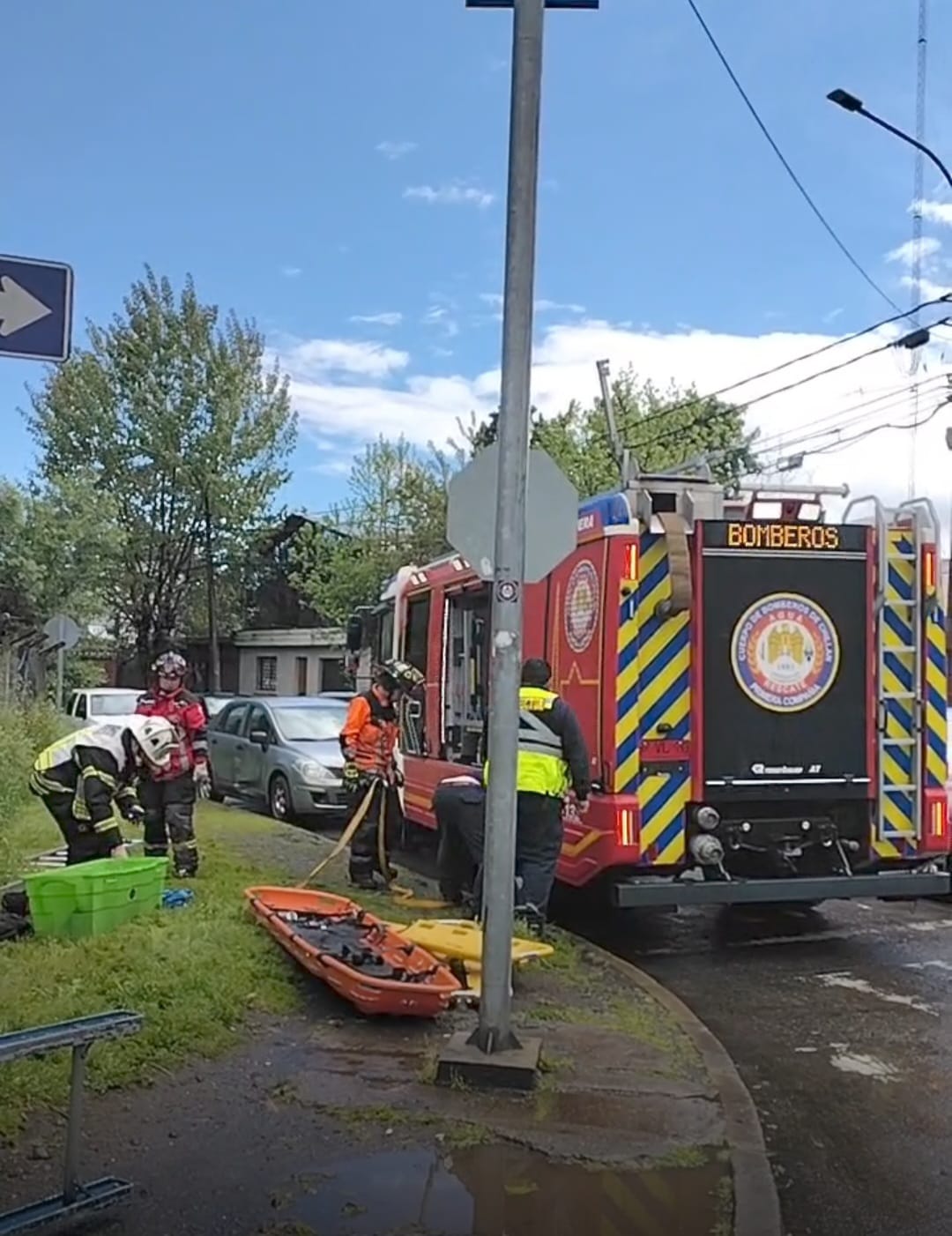 ESTA TARDE EN CHILLÁN 🔴 RESCATAN A MUJER QUE CAE AL LECHO DEL RÍO…