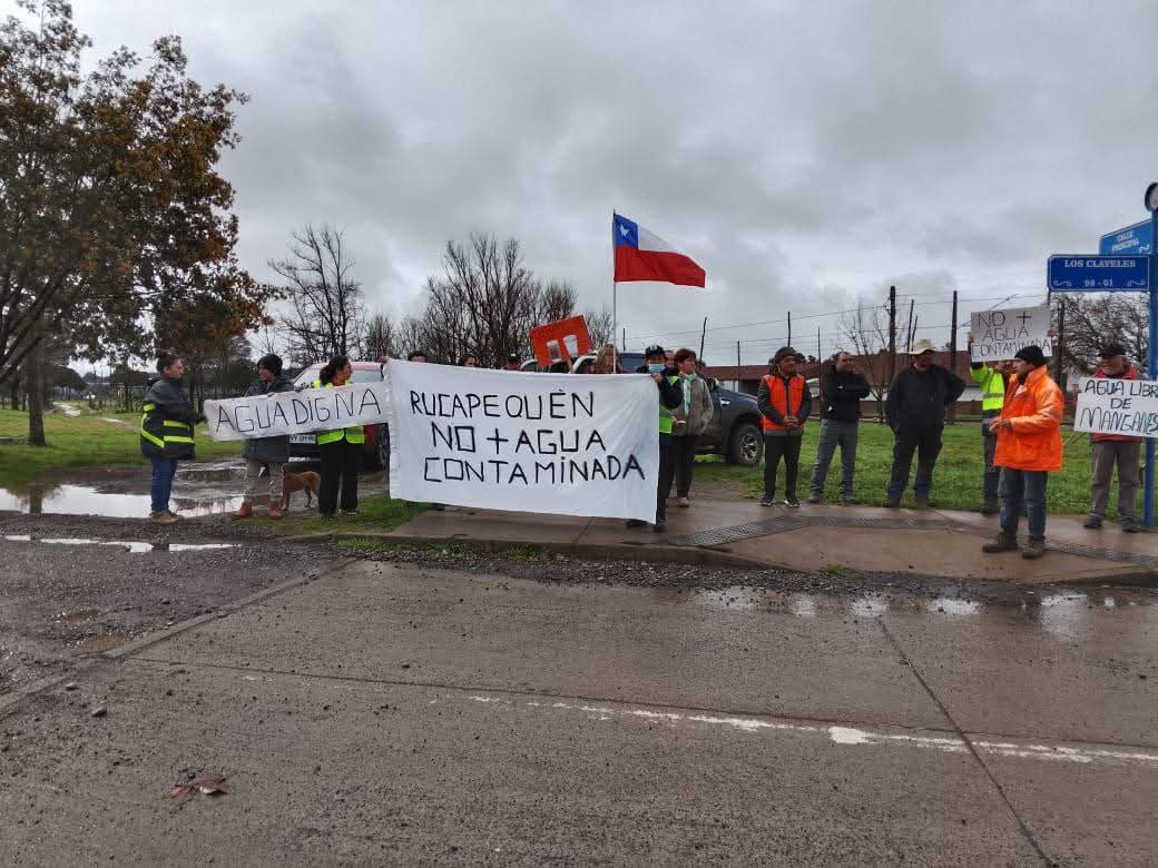 VECINOS DE RUCAPEQUÉN REALIZAN PROTESTA PACÍFICA POR PROBLEMAS EN LA CALIDAD DEL AGUA.