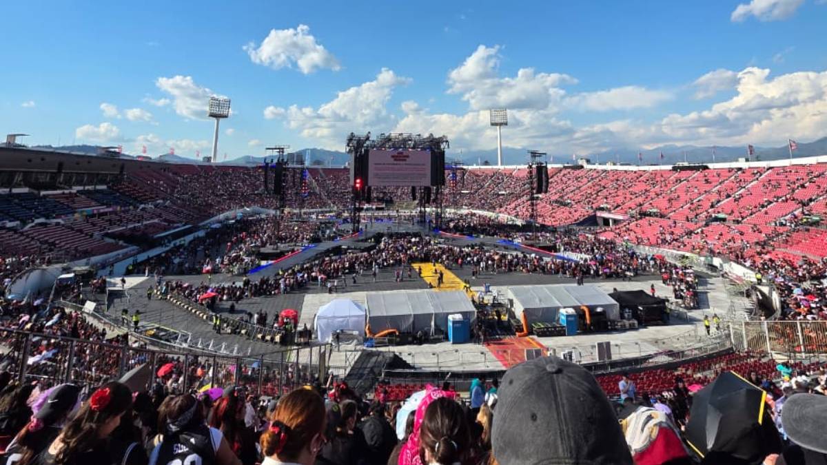 ARMY comienza a repletar el Estadio Nacional a la espera de BTS