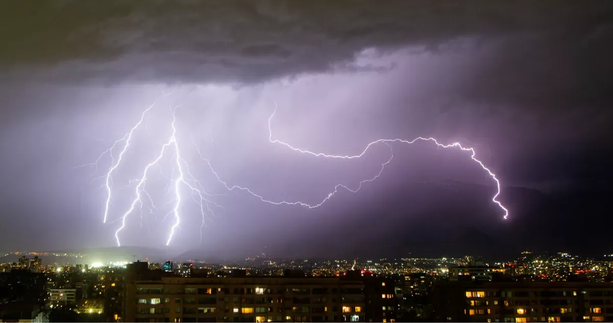 Meteorología mantiene aviso por tormentas eléctricas en 10 regiones…