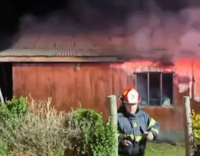 INCENDIO AFECTÓ A UNA VIVIENDA DURANTE LA MADRUGADA EN SECTOR…