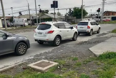 Vecinos reclaman retraso en reparación de acceso a condominio en av…