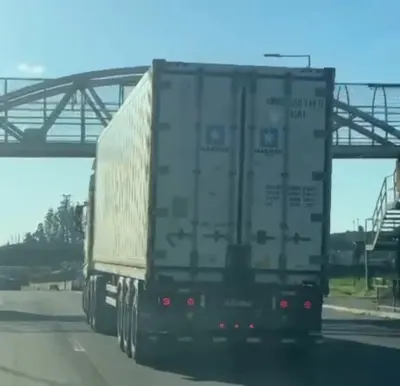 DENUNCIA VIAL 🚚 CAMIÓN HABRÍA REALIZA MANIOBRAS DE RIESGO EN INGRESO…
